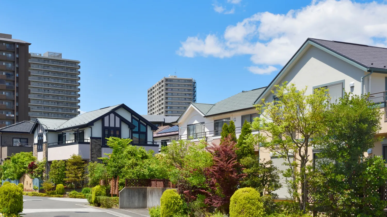 住宅街と奥に構える高層マンション